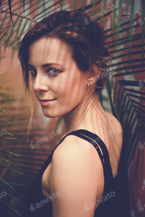 Preview: Portrait of caucasian beautiful woman in outdoors