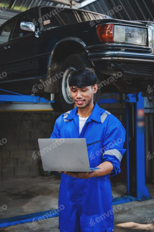 Preview: Mechanic inspects and maintains the engine for the customer. An app to write checklists for repair m