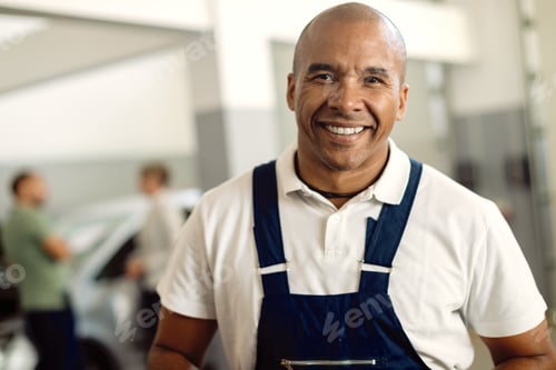 Preview: Portrait of happy black auto mechanic in a workshop.