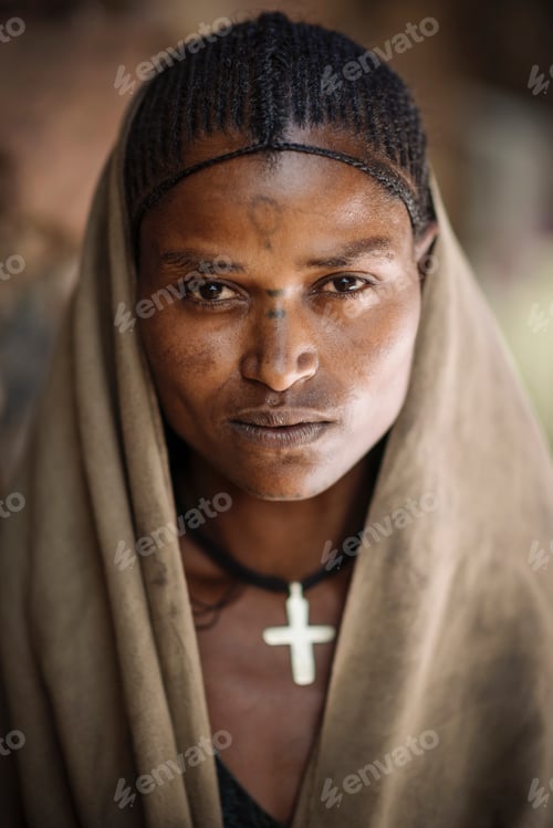 Preview: Portrait of a woman with a contemplative gaze