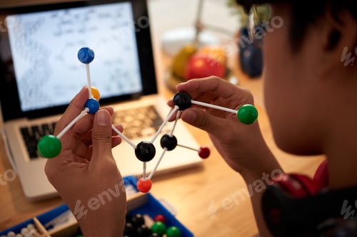 Preview: Examining molecular model