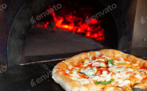 Preview: Neapolitan Pizza fresh out of a Wood Oven
