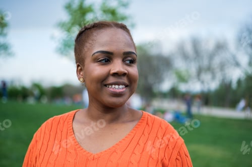 Preview: Lifestyle portrait of young woman in the park