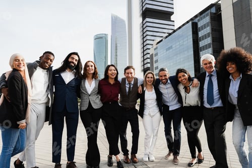 Visualização: Empresários multiétnicos comemorando fora do escritório com a cidade no fundo