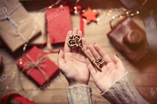Preview: hands holding key
