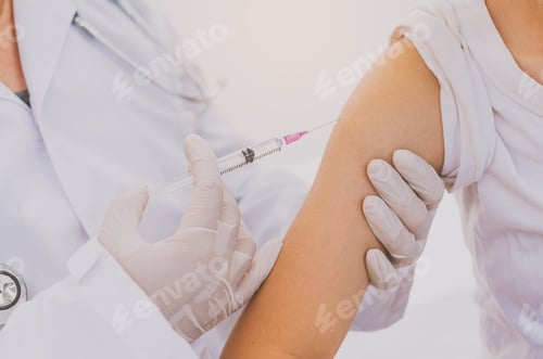 Preview: The doctor is currently treating patients by injecting arms.