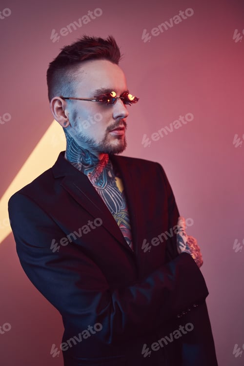 Preview: Stylish bearded dude with sunglasses posing in colourful background