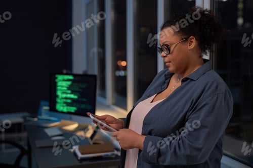 Vista previa: Mujer leyendo mensaje en el teléfono móvil