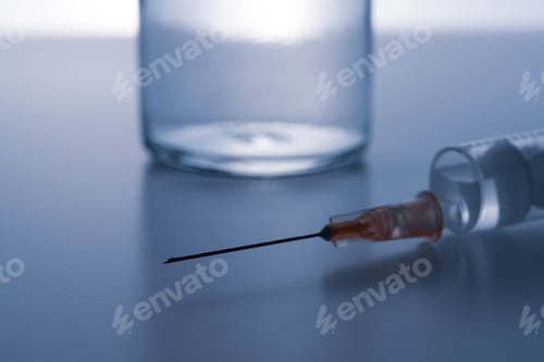 Preview: Bottle with solution for injection and injection needle