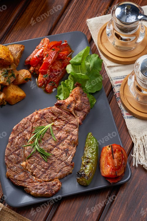 Preview: Close-up of a steak dish with potatoes and grilled vegetables With rosemary