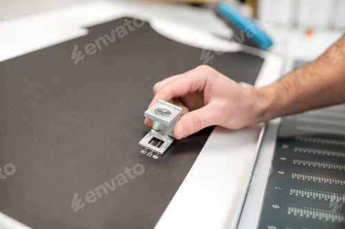 Preview: Checking the quality of the printing with magnifying glass