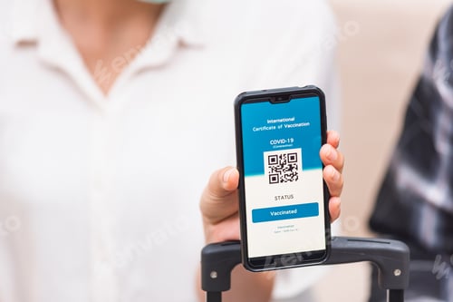 Vista previa: mujer lista para viajar mostrando una aplicación digital de certificado de pasaporte sanitario de vacunas en un teléfono inteligente