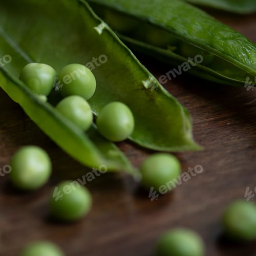 Preview: Close up of a green pea pod food photography recipe idea