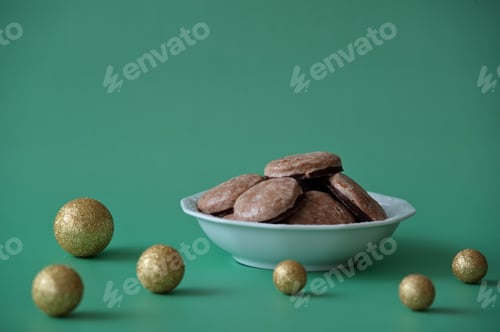 Preview: Christmas cookies in a bowl and Christmas balls