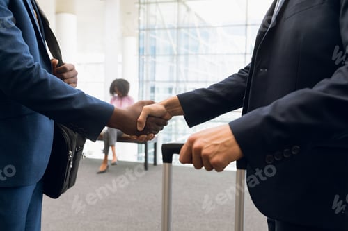 Preview: Travelling businessmen shaking hands