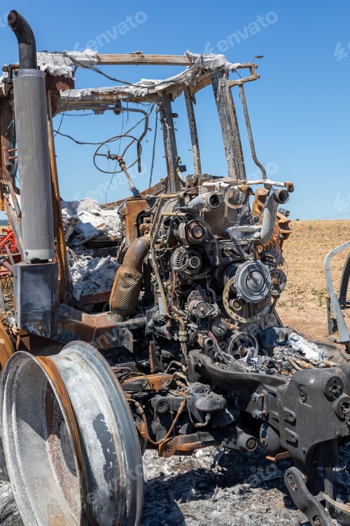 Preview: Tractor with trailer on field burned down