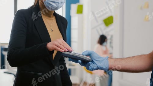 Preview: Closeup of businesswoman paying takeaway food order with credit card using POS contactless service