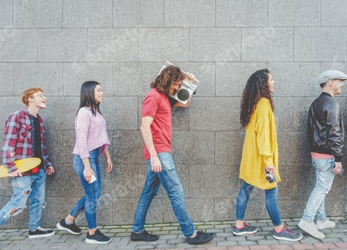 Visualização: Amigos felizes caminhando juntos no centro da cidade