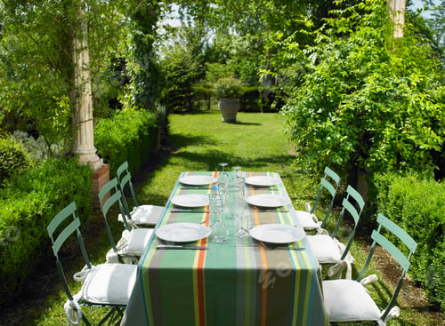 Preview: Table set in the garden