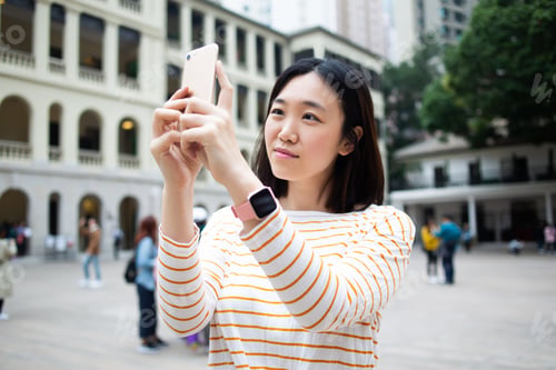 Preview: Attentive traveler shooting city street