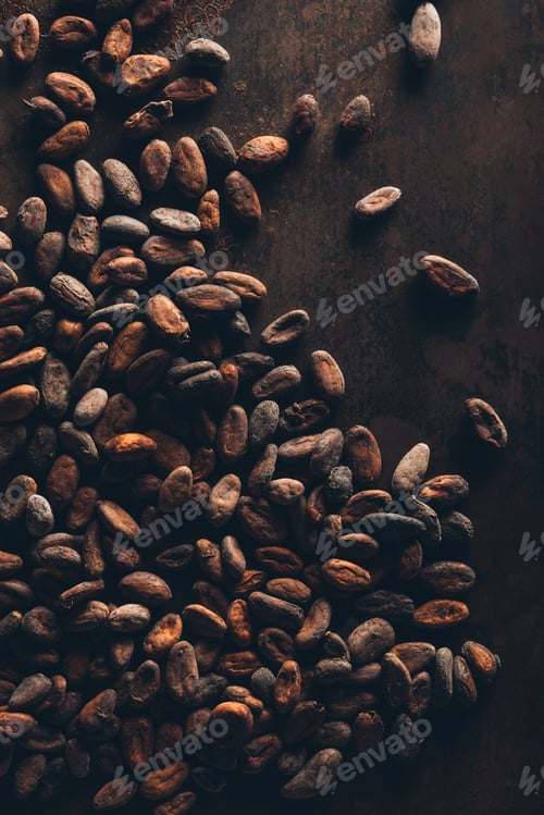 Preview: top view of gourmet cocoa beans on dark surface
