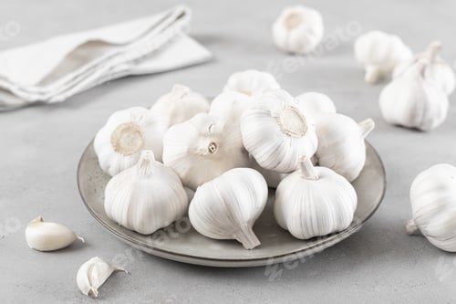 Preview: Fresh whole garlic bulbs closeup