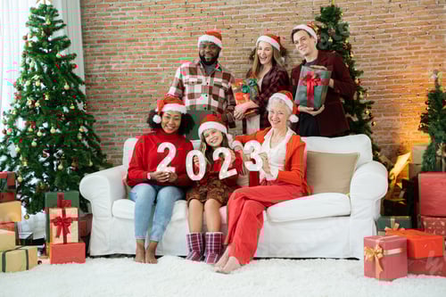 Visualização: Família feliz se divertindo na manhã de Natal, decorando a casa, Celebrando.