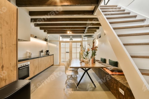 Vorschau: ein Esszimmer mit einem Holztisch und einer Treppe