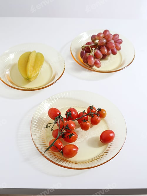 Preview: Fresh grapes, cherry tomatoes and carambola on plates