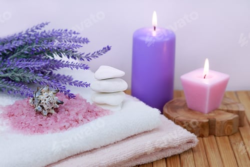 Preview: Lighted candles, terry towels and seashells in the spa