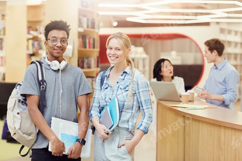 Visualização: Estudantes adolescentes visitando a biblioteca