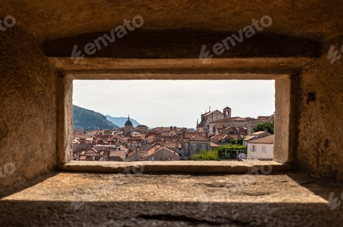 Preview: View of historic Dubrovnik with red rooftops and iconic skyline