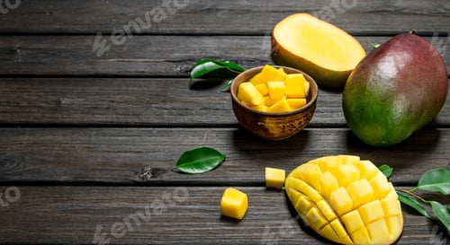 Preview: Pieces of fresh mango in bowl.