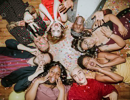 Visualização: Grupo de amigos deitados no chão em uma festa