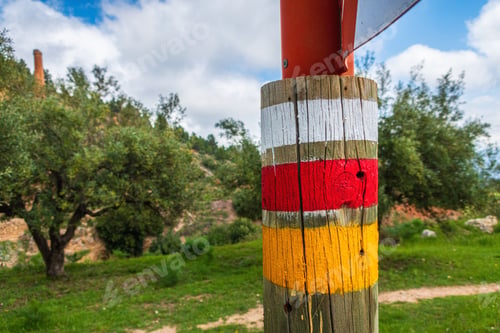 Preview: Paints on the wooden pole, helping to indicate the distance and direction in the woody area