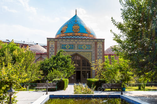 Preview: Blue Mosque building in green courtyard in Yerevan