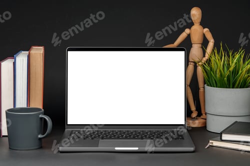 Visualização: Laptop aberto com manequim de madeira na mesa contra fundo preto