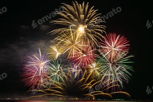 Visualização: Fogos de artifício multicoloridos explodindo sobre a água