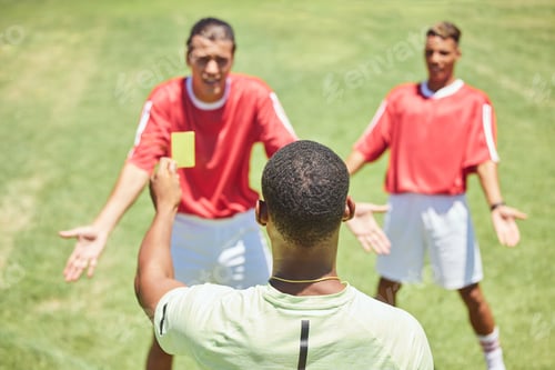 Vorschau: Fußball, Mannschaft und Schiedsrichter mit gelber Karte, Buchung und Foul eines Spielers auf einem Rasen- oder Feldduri