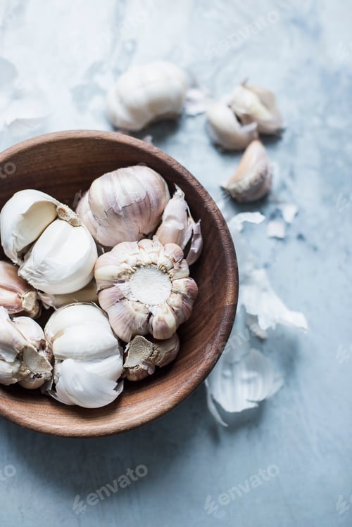 Preview: Studio shot, overhead view of garlic bulbs in bowl
