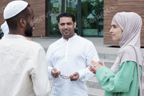 Preview: Islamic Business People Outdoors
