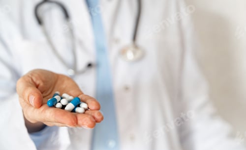 Visualização: Profissional de saúde tomando notas em um ambiente clínico durante um check-up de rotina