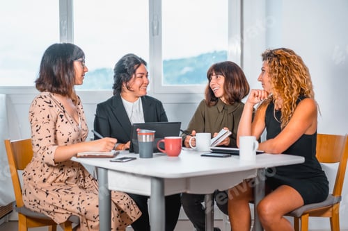 Vista previa: Session young entrepreneurs in the office