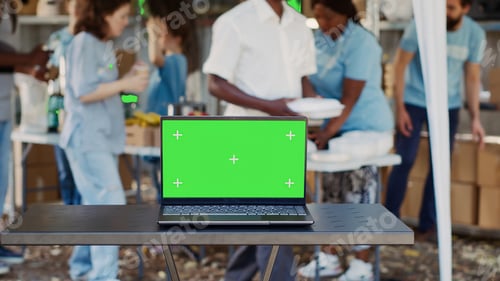 Preview: Laptop on table with green screen