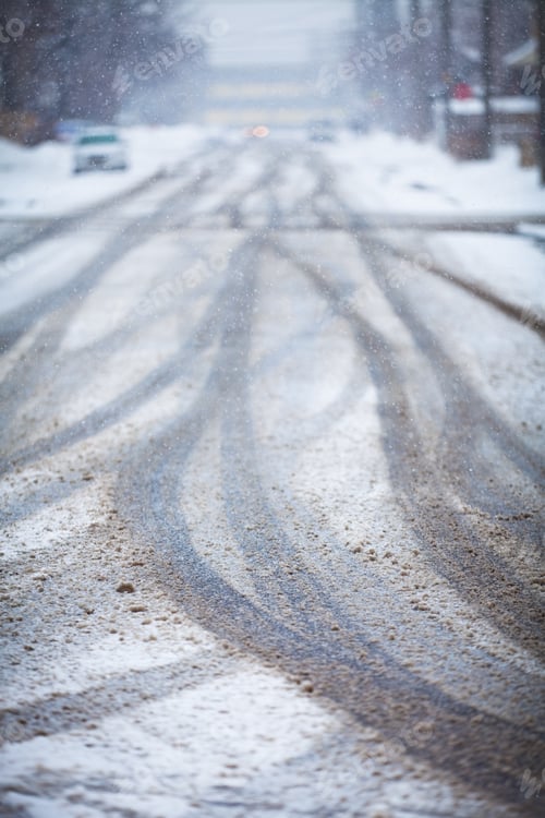 Vista previa: Carretera cubierta de nieve, las marcas de las ruedas