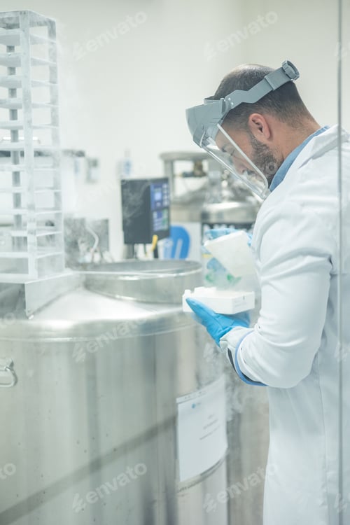 Preview: Scientist working with liquid nitrogen in laboratory