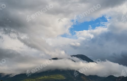Vorschau: Berge nach einem in Wolken gehüllten Wintersturm.