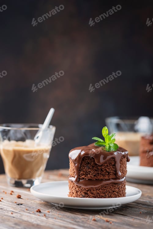 Preview: Chocolate mini cake on the wooden table
