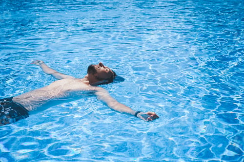 Preview: Young man enyoing the day at the swimming pool