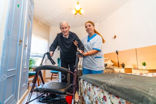 Vorschau: Älterer Mann mit Gehhilfe, unterstützt von einer Krankenschwester in der Geriatrie